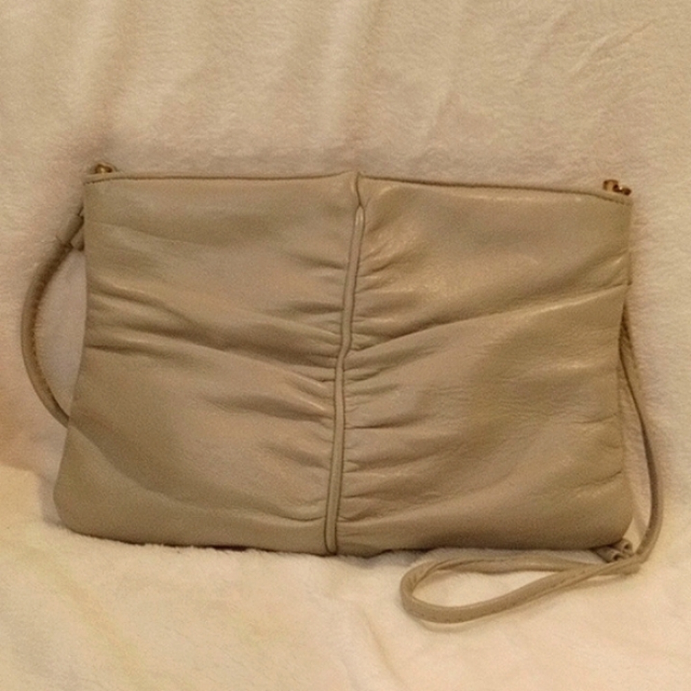 EUC💕Ruched Leather Beige  Crossbody, Beige Inside, Pop Snap Top Closure! - Picture 2 of 7